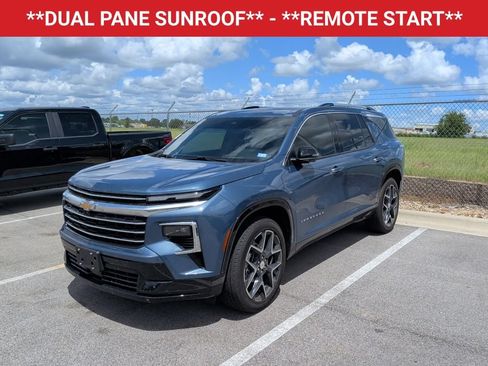 Used 2025 Chevrolet Traverse High Country FWD image 3