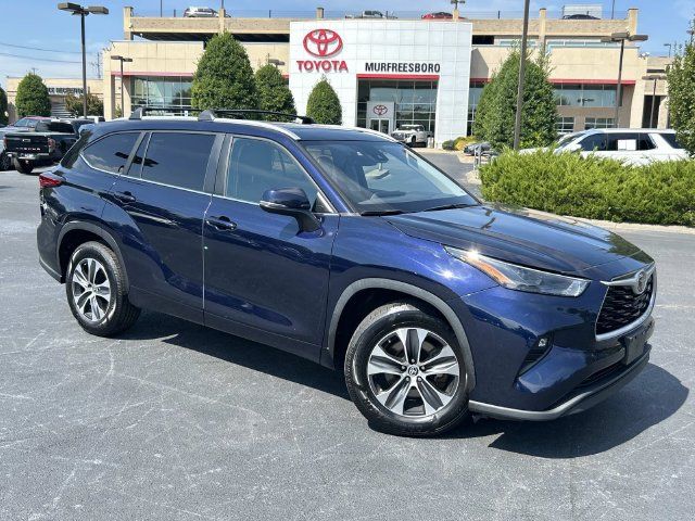 Used 2023 Toyota Highlander XLE FWD image 2
