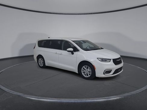 Certified 2023 Chrysler Pacifica Touring-L FWD image 4
