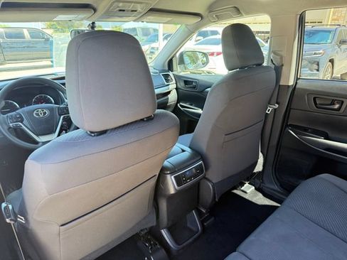 Used 2014 Toyota Highlander LE FWD image 25