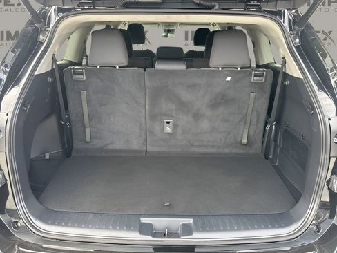 Used 2022 Toyota Highlander LE image 28
