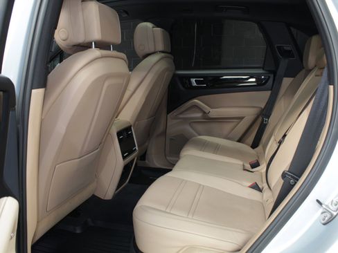 Used 2019 Porsche Cayenne w/ Premium Package AWD/4WD image 38