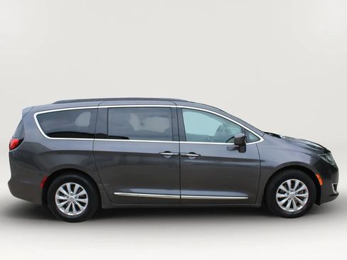 Used 2017 Chrysler Pacifica Touring-L FWD image 11