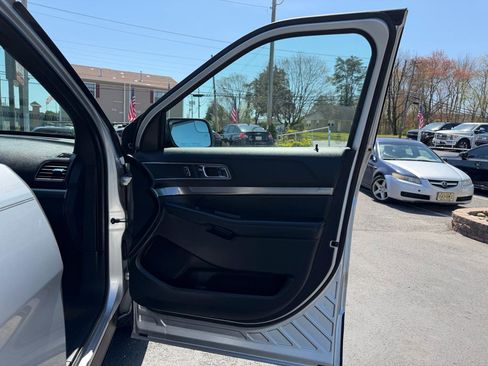 Used 2018 Ford Explorer XLT w/ Equipment Group 202A AWD/4WD image 19