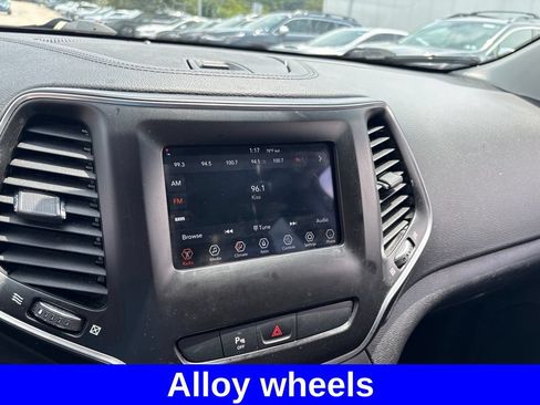 Used 2020 Jeep Cherokee Latitude Plus w/ Cold Weather Group AWD/4WD image 21
