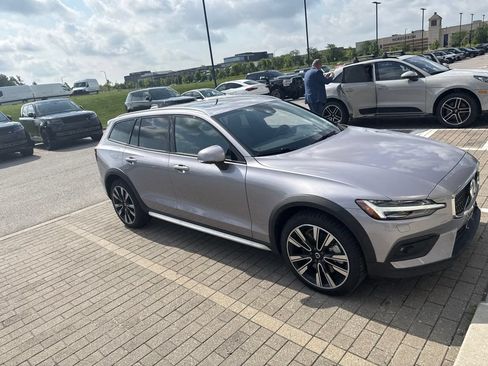Used 2026 Volvo V60 B5 Cross Country Ultra w/ Climate Package AWD/4WD image 4