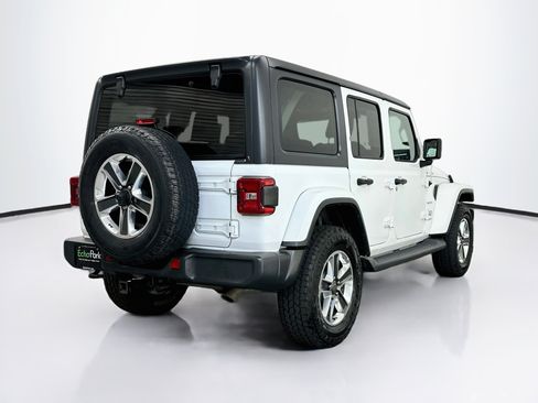 Used 2018 Jeep Wrangler Unlimited Sahara w/ LED Lighting Group AWD/4WD image 9