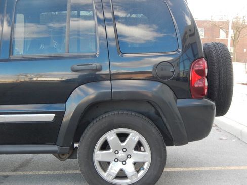 Used 2005 Jeep Liberty Limited image 11