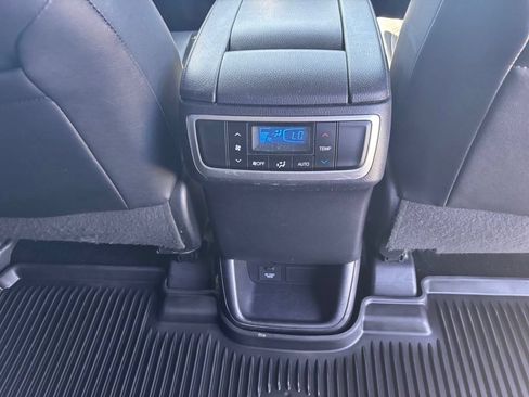 Used 2019 Toyota Highlander XLE AWD/4WD image 32