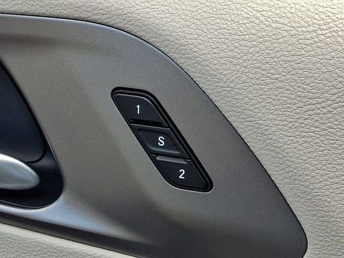 Used 2024 Chrysler Pacifica Touring-L FWD image 27