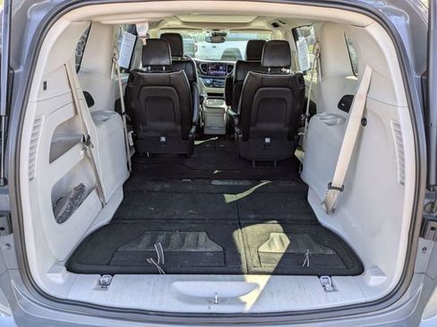 Used 2023 Chrysler Pacifica Limited FWD image 13