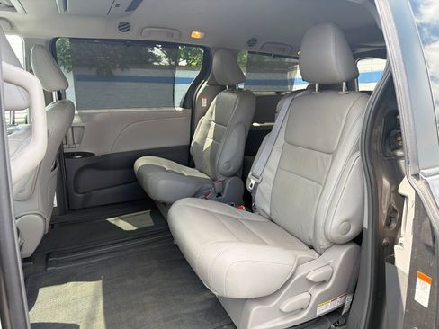 Used 2017 Toyota Sienna XLE Premium FWD image 19