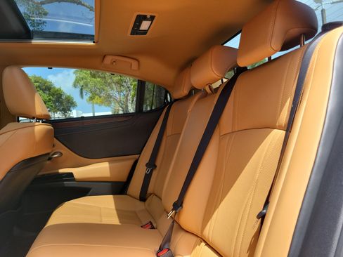 Used 2022 Lexus ES 350 Ultra Luxury w/ Accessory Package 2 FWD image 10