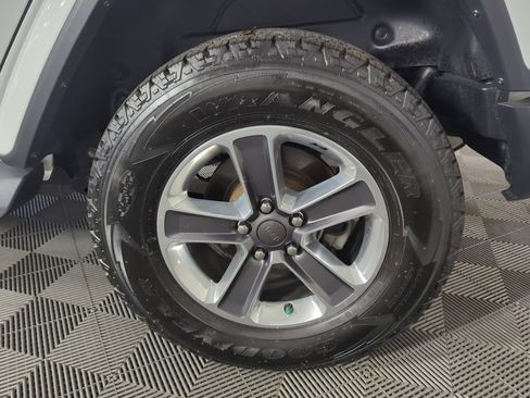 Used 2019 Jeep Wrangler Unlimited Sahara image 10