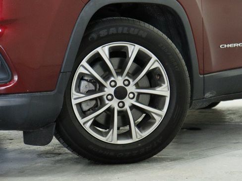 Used 2019 Jeep Cherokee Latitude Plus FWD image 3