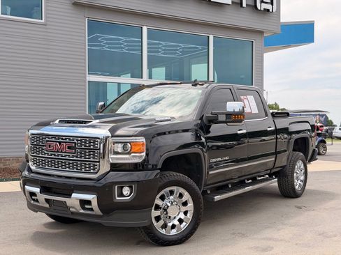 Used 2019 GMC Sierra 2500 Denali w/ Duramax Plus Package AWD/4WD image 2