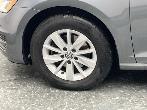 Used 2016 Volkswagen Golf S image 27