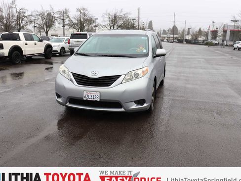 Used 2013 Toyota Sienna LE w/ Towing Pkg image 1
