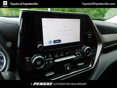 Used 2023 Toyota Highlander XLE AWD/4WD image 11