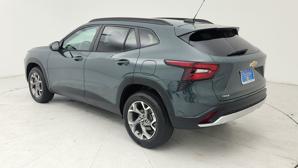 Used 2026 Chevrolet Trax LT FWD image 5