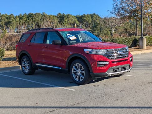 Certified 2022 Ford Explorer XLT w/ Equipment Group 202A image 2