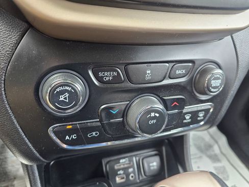 Used 2017 Jeep Cherokee Latitude w/ Cold Weather Group AWD/4WD image 22