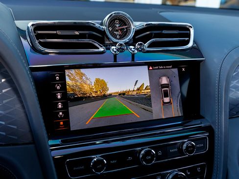 Used 2023 Bentley Bentayga image 11