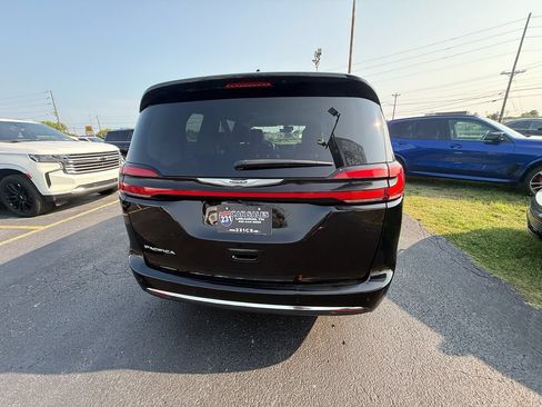 Used 2024 Chrysler Pacifica Touring-L FWD image 4