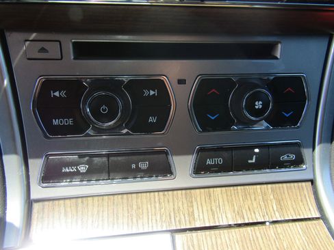 Used 2014 Jaguar XF RWD image 18