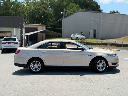Used 2018 Ford Taurus SE FWD image 8