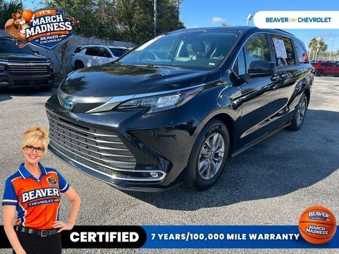 Used 2024 Toyota Sienna XLE image 1