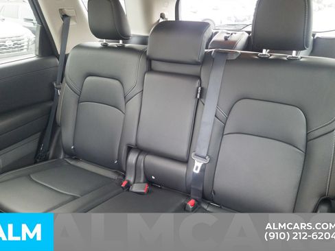 Used 2025 Nissan Pathfinder SL AWD/4WD image 17