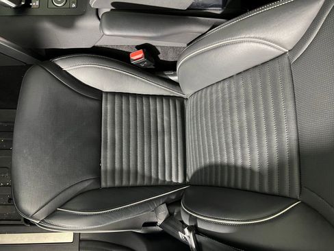 Used 2024 Land Rover Discovery Dynamic SE image 23