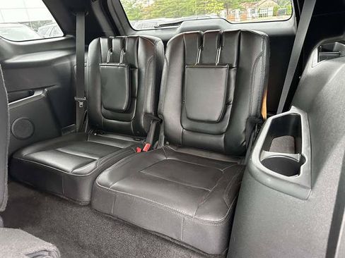 Used 2017 Ford Explorer XLT w/ Equipment Group 202A AWD/4WD image 33