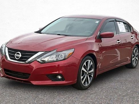 Used 2016 Nissan Altima 2.5 SR w/ LED Appearance Package image 4