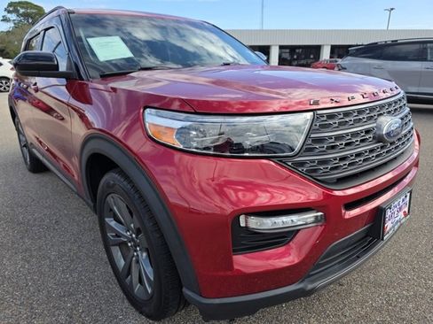Used 2022 Ford Explorer XLT w/ Equipment Group 202A image 2
