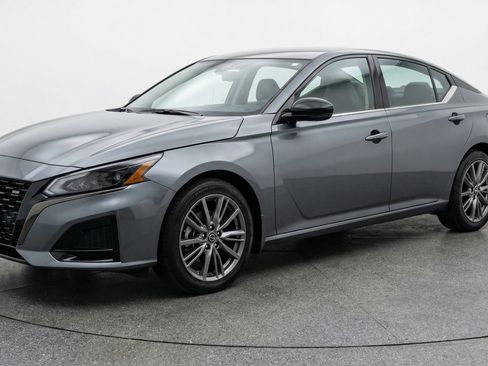 Used 2025 Nissan Altima 2.5 SV FWD image 3