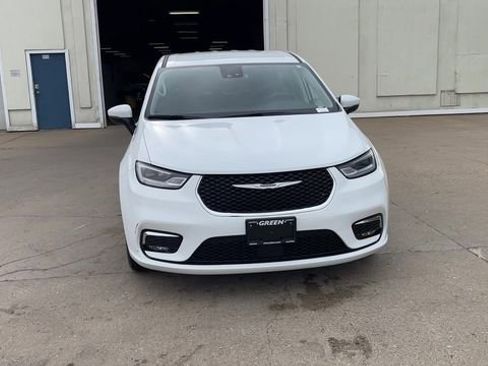 Used 2023 Chrysler Pacifica Touring-L FWD image 3