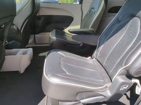 Used 2023 Chrysler Pacifica Limited FWD image 29