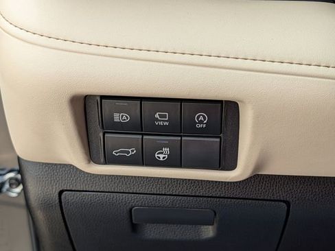 Used 2024 Toyota Highlander Platinum FWD image 27