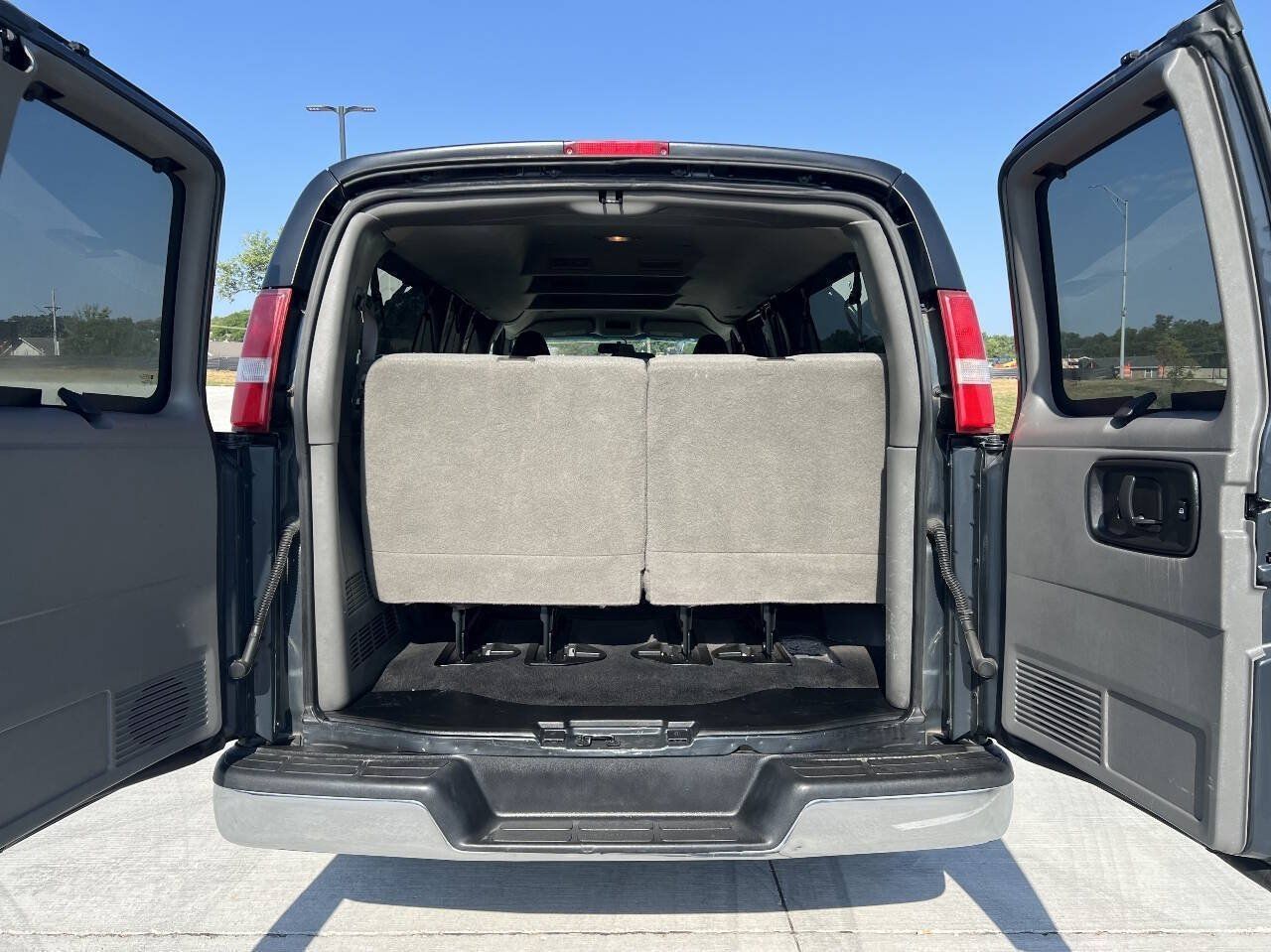 Used 2017 Chevrolet Express 3500 LT w/ LT Preferred Equipment Group RWD image 16