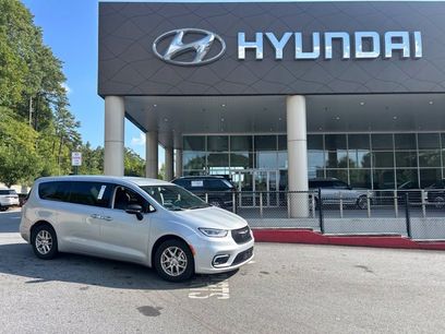 Used 2024 Chrysler Pacifica Touring-L