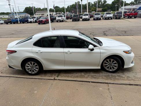 Used 2018 Toyota Camry LE FWD image 5