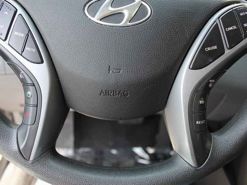 Used 2015 Hyundai Elantra SE w/ Option Group 02 FWD image 17