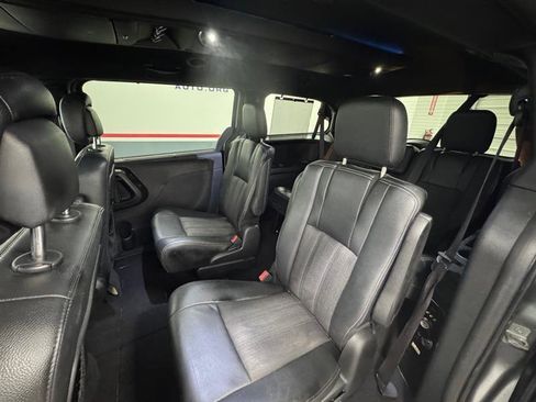 Used 2016 Chrysler Town & Country S w/ Driver Convenience Group FWD image 12