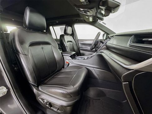 Used 2024 Jeep Grand Cherokee Limited image 29