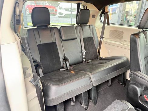 Used 2018 Dodge Grand Caravan SXT FWD image 20