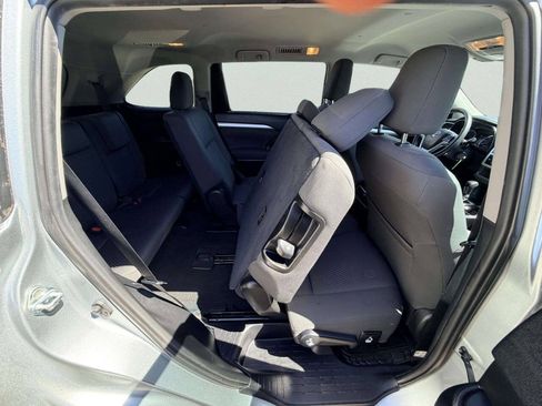 Used 2019 Toyota Highlander LE AWD/4WD image 28