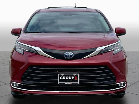 Used 2023 Toyota Sienna XLE FWD image 3