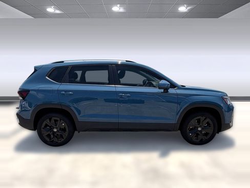 New 2026 Volkswagen Taos SE FWD image 8